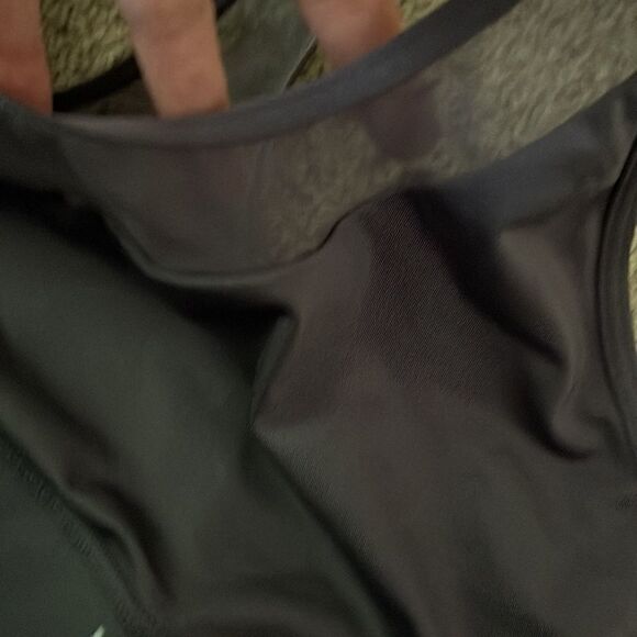 Victoria Secret Sports Bra mesh design - Picture 5 of 5